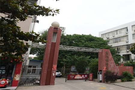依山傍水，浉河北岸香江帝景，电梯中层精装未住，有证可按揭。
